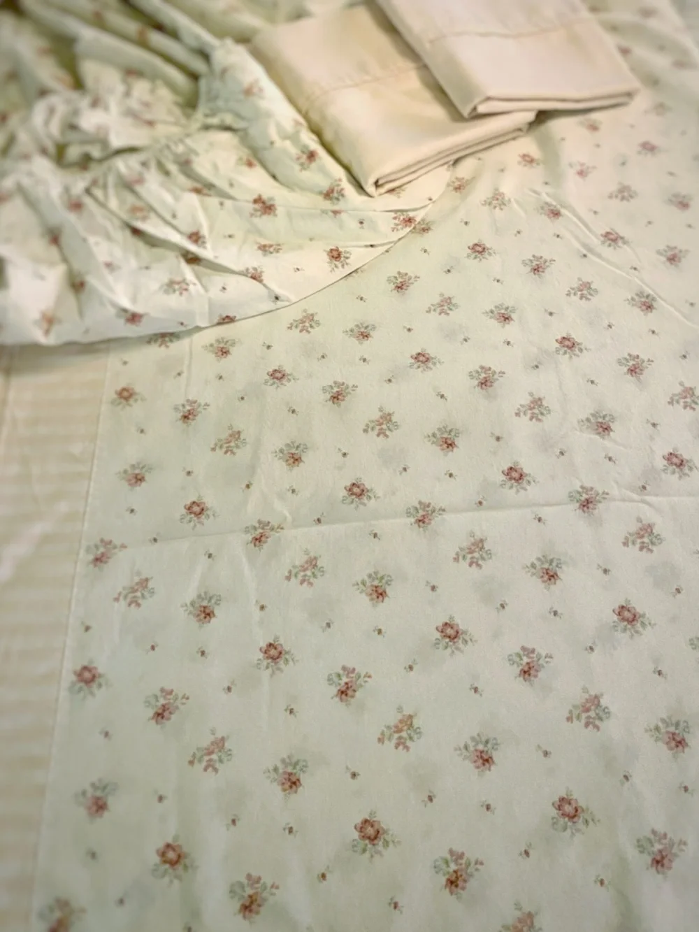Bedding, High Quality - Sheets, Blanket, Pillow (LOT)